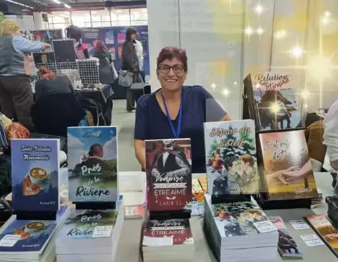 moi-sur-le-stand-avec-mes-livres